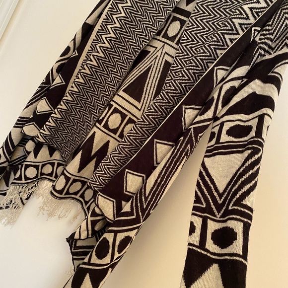 ACTIVE chevron black, cream cardigan. M - Picture 3 of 3